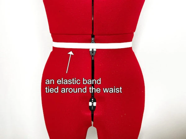 An elastic band tied around the waist of a mannequin.