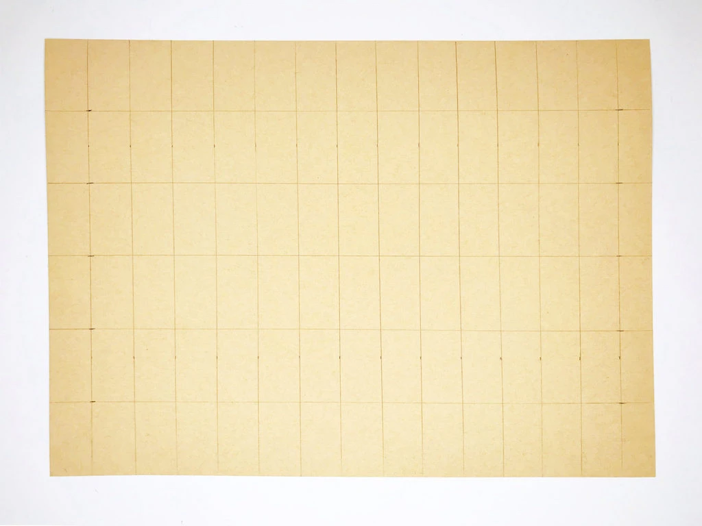 Vertical lines 2 cm (3/4 inch) apart as base for the grid of pleats.